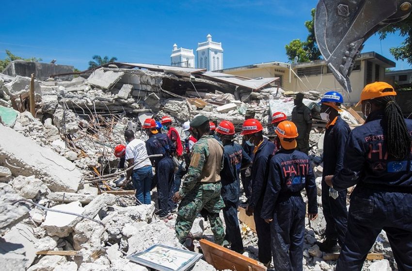  Πλησιάζουν τους 1.300 οι νεκροί στην Αϊτή – Μάχη με τον χρόνο δίνουν τα σωστικά συνεργεία