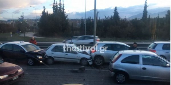  Δύο καραμπόλες με τουλάχιστον 10 αυτοκίνητα στον περιφερειακό Θεσσαλονίκης