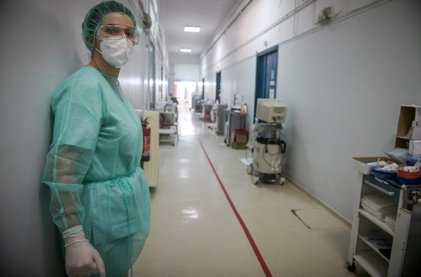 Κοροναϊός: Αύξηση στις εισαγωγές στα νοσοκομεία – 48 νεκροί