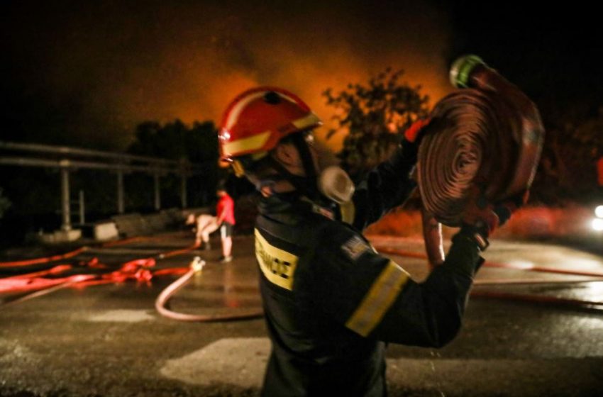  Με εγκαύματα στο Κέντρο Υγείας Μαντουδίου τρεις πυροσβέστες