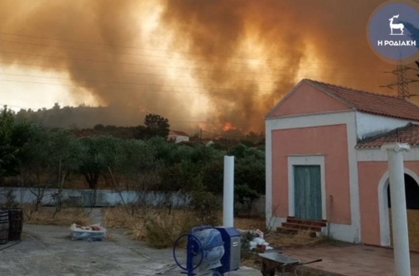  Ρόδος: Ολονύχτια μάχη με τις φλόγες-Εκκενώνονται περιοχές, χωρίς ρεύμα μεγάλο μέρος του νησιού
