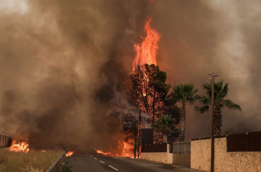  Φωτιά στη Βαρυμπόμπη: Έκλεισε και πάλι η εθνική οδός Αθηνών – Λαμίας