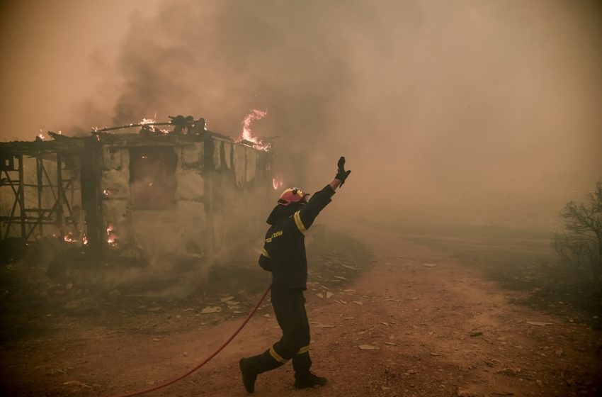  Καίγονται σπίτια στα Βίλια μετά τη νέα αναζωπύρωση – Δραματική η κατάσταση, εκτός ελέγχου η πυρκαγιά