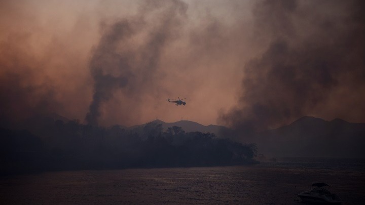  Αχαϊα: Ανεξέλεγκτη η πυρκαγιά- 16 άνθρωποι μεταφέρθηκαν στο νοσοκομείο