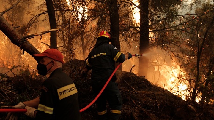  Γορτυνία: Διάσπαρτες εστίες-Μάχη για να κρατηθεί η φωτιά μακριά από οικισμούς