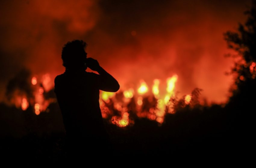  Εύβοια: Στη Στροφυλιά  η φωτιά. Αγωνία στο Μαντούδι – Еπιχείρηση για τον απεγκλωβισμό πολιτών από παραλίες