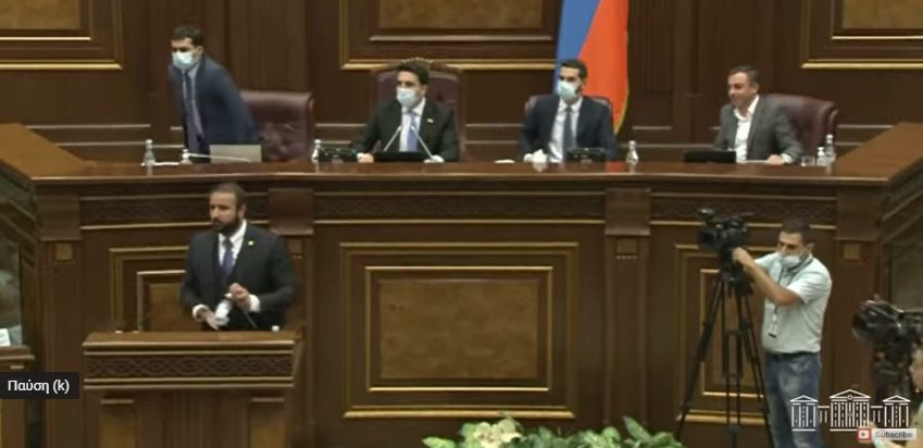  Χάος στη Βουλή της Αρμενίας – Εκτοξεύτηκαν μπουκάλια, πιάστηκαν στα χέρια (vid)