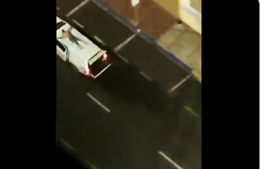  Ληστές έδεσαν ομήρους σαν ανθρώπινες ασπίδες στα αυτοκίνητα κατά τη διάρκεια καταδίωξης (vid)