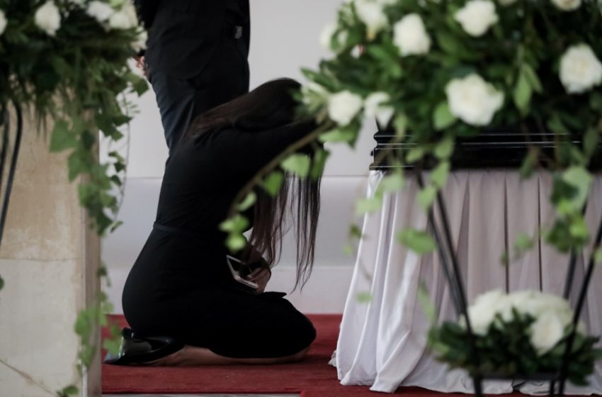  Κηδεία Τσοχατζόπουλου: Γονάτισε δίπλα στο φέρετρο η Σταμάτη