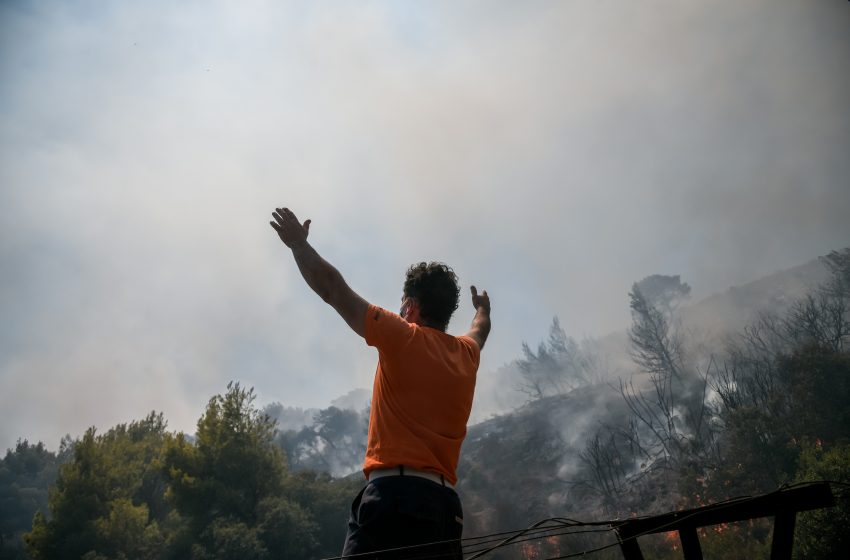 Επελαύνει η φωτιά σε Κερατέα και Βίλλια – Συνεχείς εκκενώσεις οικισμών