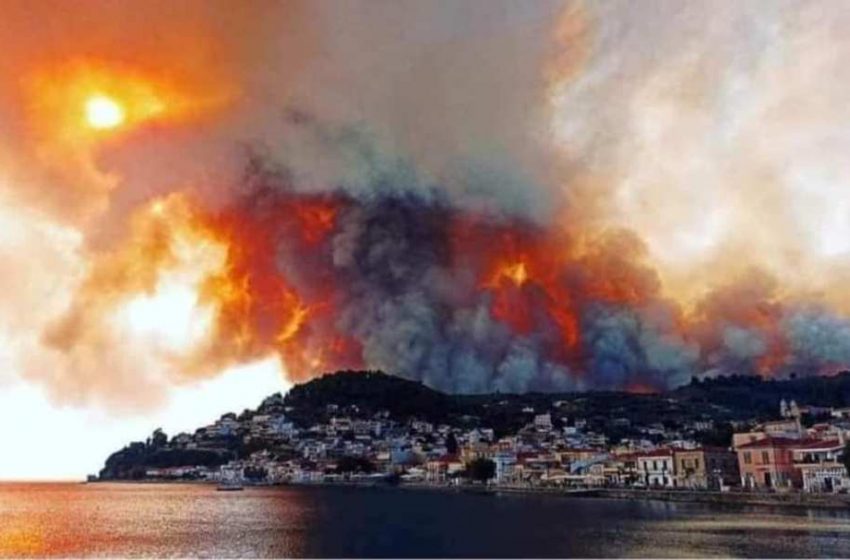  Εύβοια: Στην θάλασσα έφτασαν οι φλόγες – Εκτός ελέγχου η φωτιά