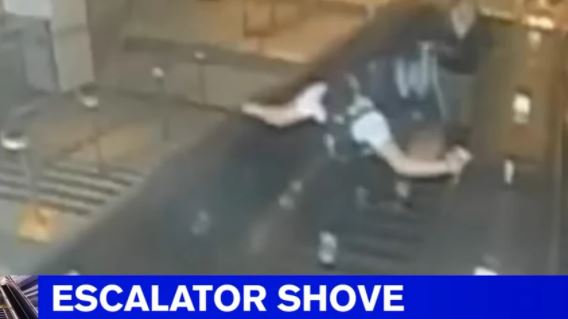  Εξοργιστικό: Αντρας κλωτσά γυναίκα και τη ρίχνει από τις κυλιόμενες σκάλες (vid)