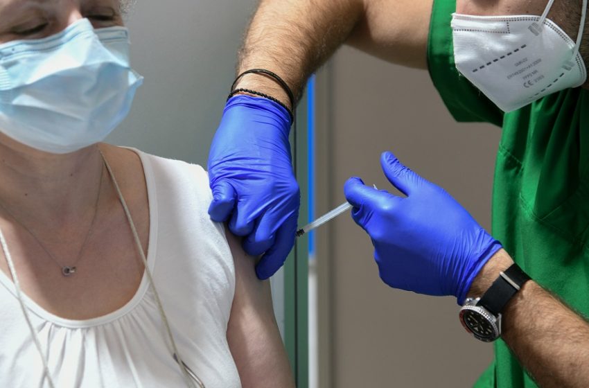  Αδιανόητο περιστατικό με εμβολιασμό – Έτρεχε με τη σύριγγα στο χέρι