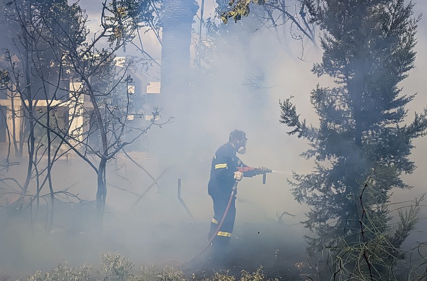  Φωτιά σε Πάρνηθα και Κάλαμο: Υπό μερικό έλεγχο τα μέτωπα της πυρκαγιάς