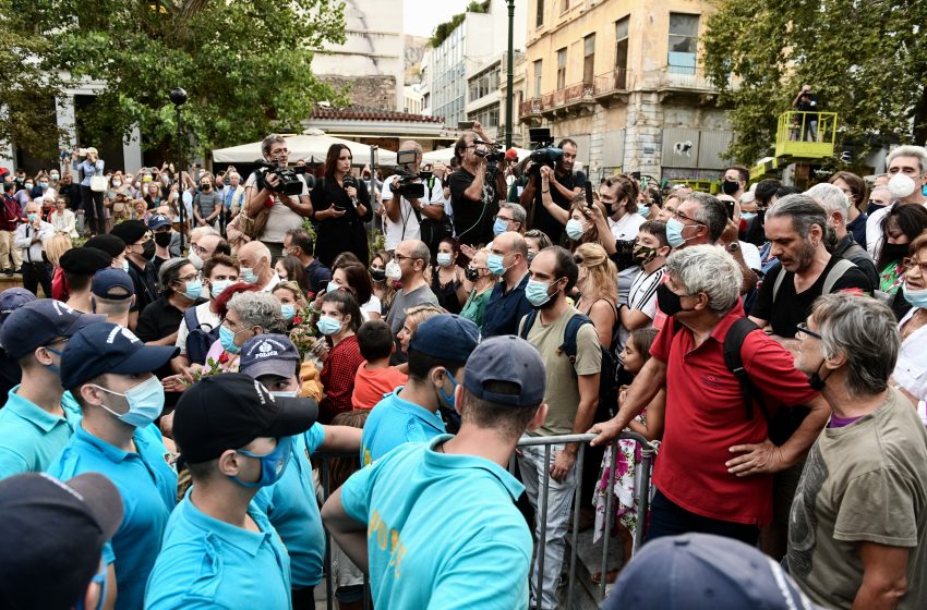  Μίκης Θεοδωράκης: Ένταση στο λαϊκό προσκύνημα