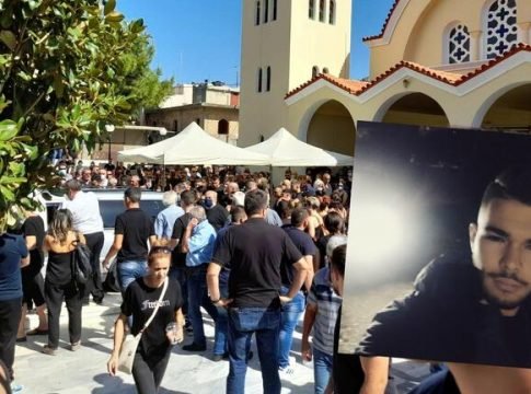  Κρήτη: Σε κλίμα οδύνης η κηδεία του 17χρονου Ματθαίου