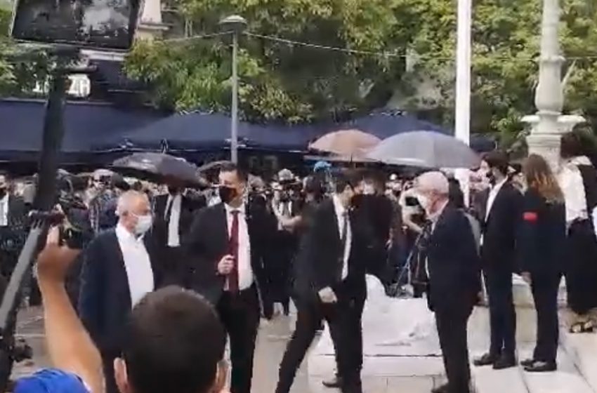  Αποδοκιμασίες κατά την έλευση του πρωθυπουργού από μικρή μερίδα κόσμου έξω από τη Μητρόπολη (vid)