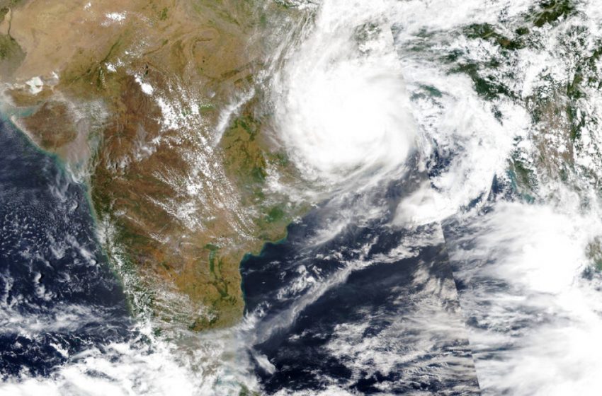  Ινδία: Χιλιάδες άνθρωποι απομακρύνονται, καθώς πλησιάζει ο κυκλώνας Γκούλαμπ