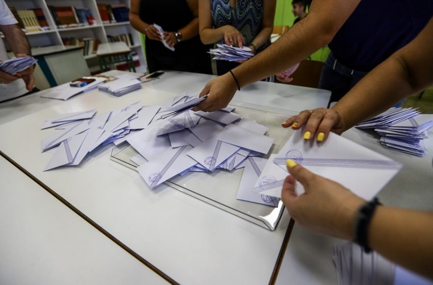  Ο ΣΥΡΙΖΑ επιμένει στα “ψιλά γράμματα” των δημοσκοπήσεων- Γιατί η MRB προκαλεί χαμόγελο στην Κουμουνδούρου