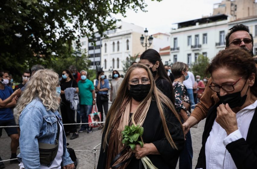  Συγκλόνισε η Μαρίζα Κωχ: Γιατί λείπει η ελληνική σημαία από το φέρετρο του Μίκη;