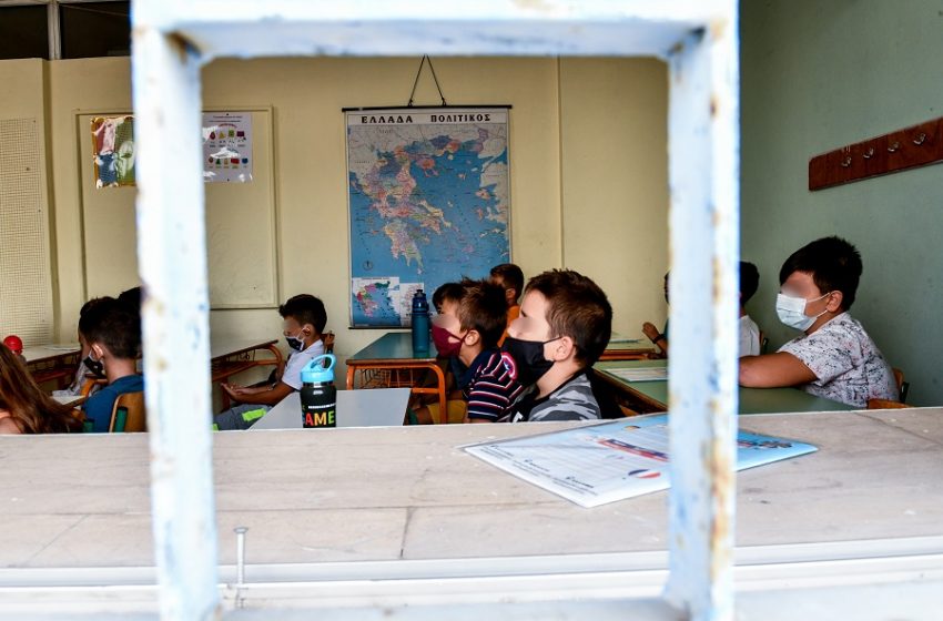  Στοιβάζουν μαθητές εν μέσω πανδημίας