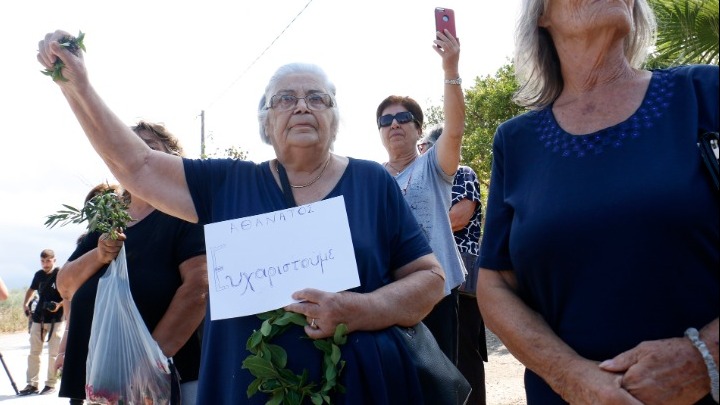  Πλήθος κόσμου στο κοιμητήριο του Γαλατά: “Ο Μίκης θα μείνει χαραγμένος στην ψυχή των Ελλήνων”