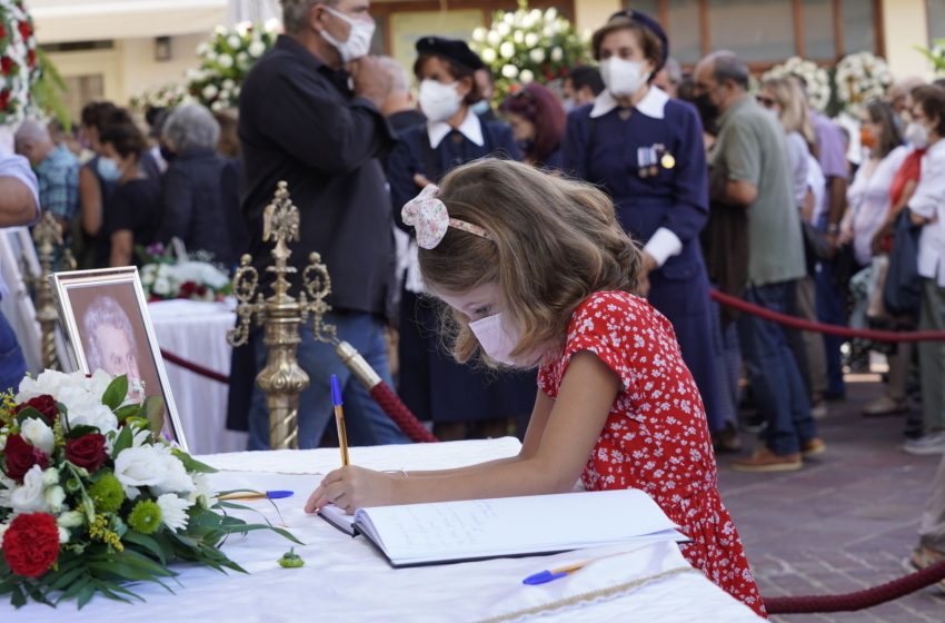  Το κοριτσάκι και το συγκινητικό μήνυμα για τον Μίκη Θεοδωράκη (εικόνες)