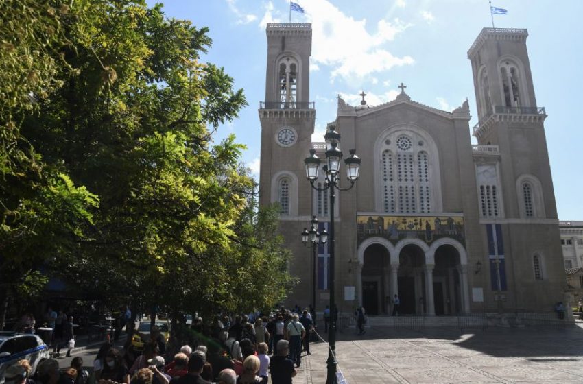  Αμείωτη η προσέλευση του κόσμου στη Μητρόπολη για το “τελευταίο αντίο” στον Μίκη Θεοδωράκη – “Τιμούμε τον τελευταίο μεγάλο Έλληνα” (εικόνες)