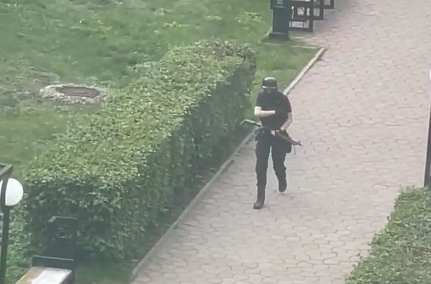  Ρωσία: Βίντεο με τον μακελάρη να οπλίζει έξω από το Πανεπιστήμιο (vid)