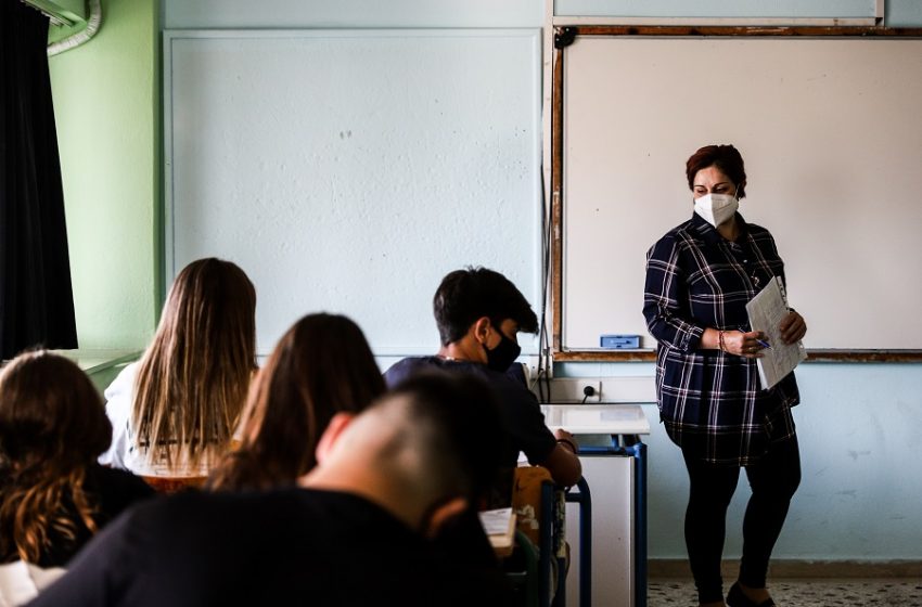  Πρόσω ολοταχώς για “τηλεμάθημα” – Ανοχύρωτα τα σχολεία με υγειονομικά ημίμετρα, ευάλωτα τα παιδιά στην πανδημία – Τι λένε οι εκπαιδευτικοί