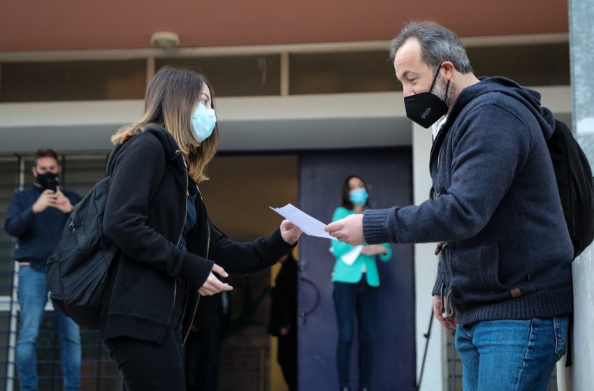  Έναρξη σχολείων: “Παράθυρο” για τηλεμάθημα, πώς θα προσέρχονται ανεμβολίαστοι μαθητές και εκπαιδευτικοί – Αντιδράσεις για τα ημίμετρα