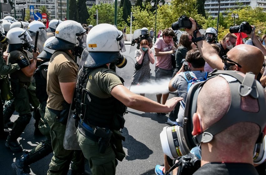  Μαθητικό Συλλαλητήριο: Ένταση και χημικά στη μεγάλη διαδήλωση κατά της  Ελάχιστης Βάσης Εισαγωγής (vid)