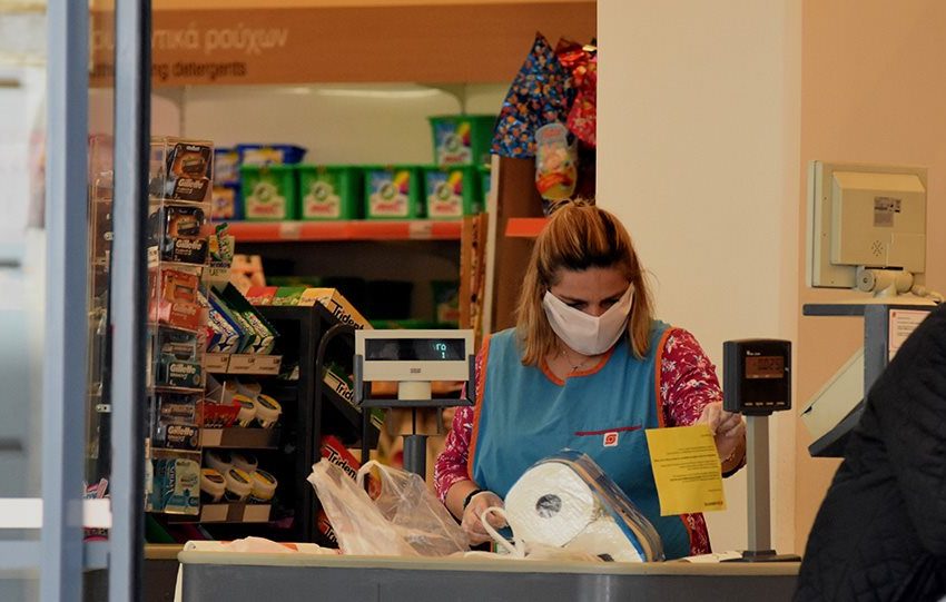  Του έριξε μπουνιά επειδή δεν φορούσε σωστά τη μάσκα του