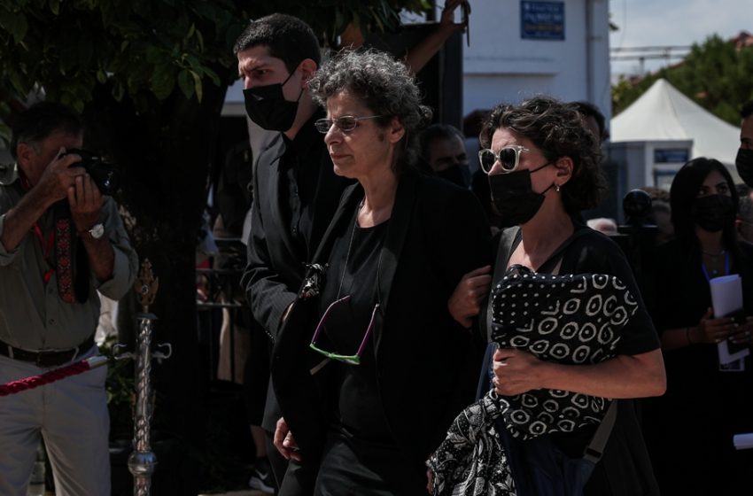  Μίκης Θεοδωράκης: Υποβασταζόμενη η κόρη του Μαργαρίτα στην κηδεία