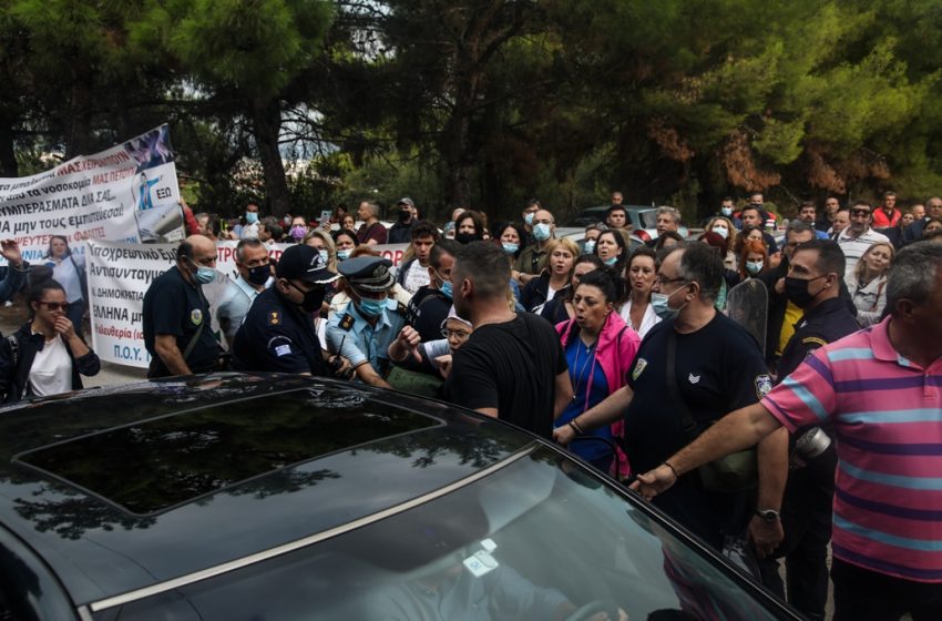  Θεσσαλονίκη: Αποδοκιμασίες κατά Πλεύρη από υγειονομικούς