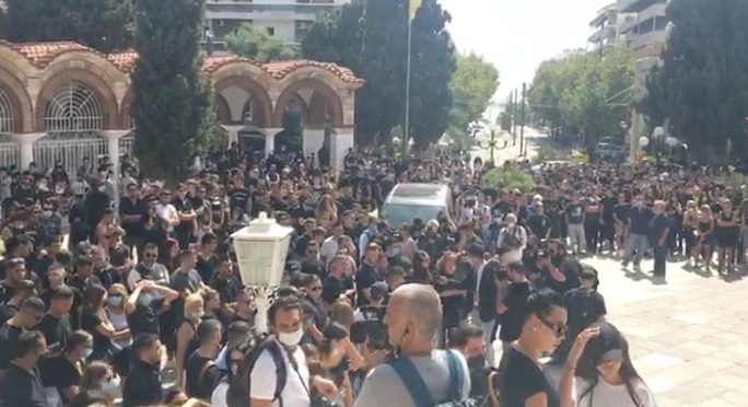  Πλήθος κόσμου στην Παναγίτσα Παλαιού Φαλήρου για την κηδεία του Mad Clip (vid)