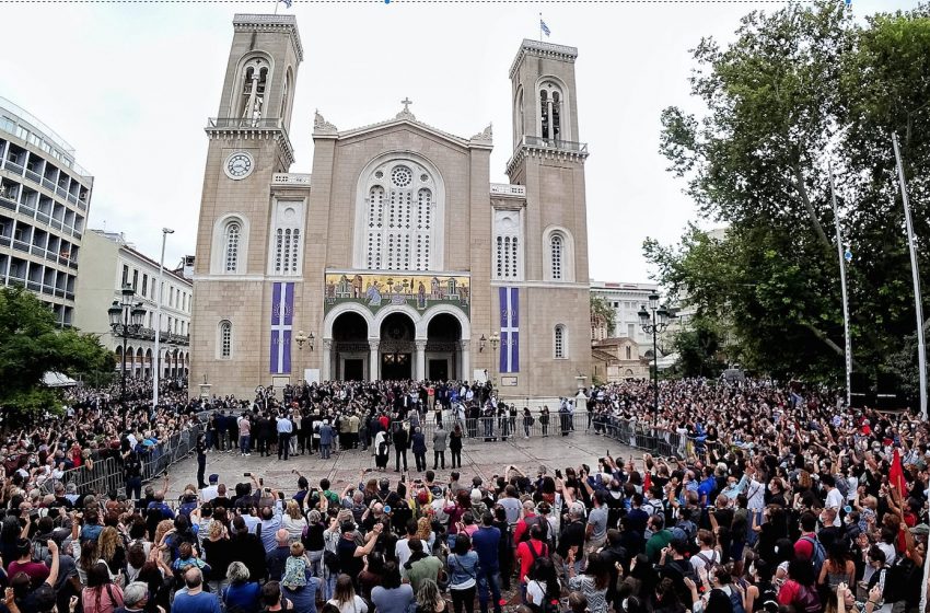  “Αθάνατος” φώναζε το πλήθος αποχαιρετώντας τον Μίκη Θεοδωράκη έξω από τη Μητρόπολη