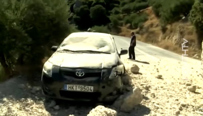  Σεισμός στην Κρήτη: “Νόμιζα ότι με έπιασε λάστιχο” λέει ο οδηγός του αυτοκινήτου που το καταπλάκωσε βράχος (vid)