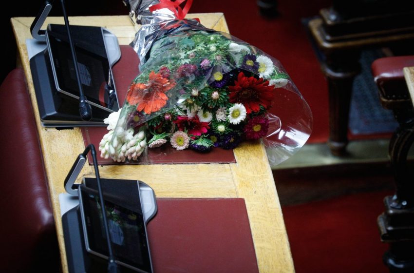  Ανθοδέσμη στο έδρανο που καθόταν ο Παύλος Μπακογιάννης