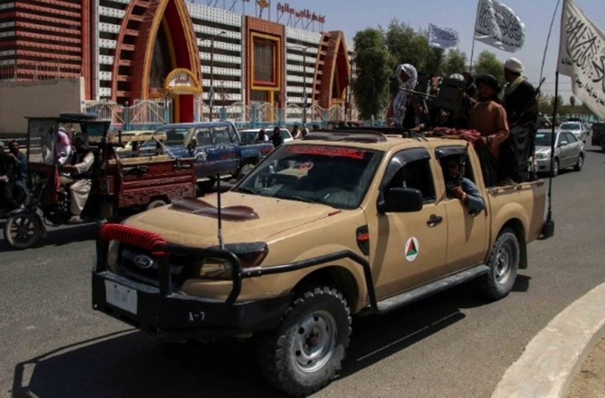  Παρέλαση των Ταλιμπάν στην Κανταχάρ  με αμερικανικά στρατιωτικά οχήματα
