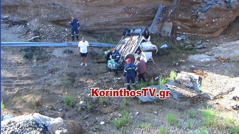  Τροχαίο-σοκ: Αυτοκίνητο έπεσε από ύψος 12 μέτρων στην Κινέτα (vid)