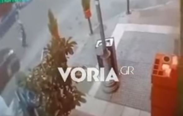  Βίντεο σοκ: Αυτοκίνητο χτυπά ηλικιωμένη στη Θεσσαλονίκη και την εγκαταλείπει
