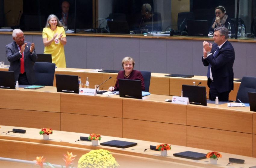  Σύνοδος Κορυφής: Οι Ευρωπαίοι ηγέτες χειροκρότησαν όρθιοι την Μέρκελ