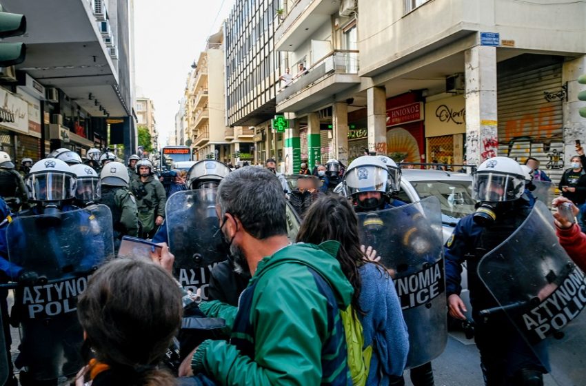  Επεισόδια έξω από την ΑΣΟΕΕ-Οδοφράγματα και φωτιά σε κάδους