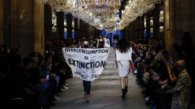  Παρίσι: Διαδηλώτρια εισέβαλε στην επίδειξη μόδας του Louis Vuitton