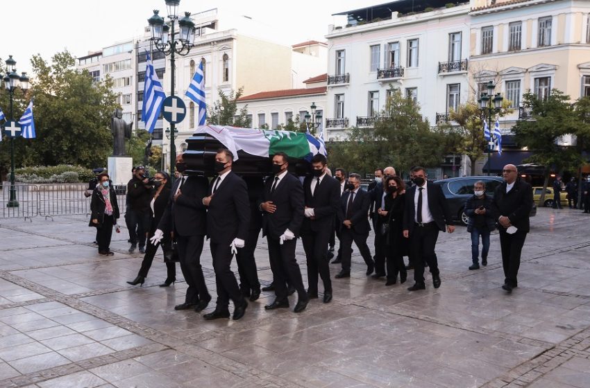  Φώφη Γεννηματά: Στη Μητρόπολη η σορός της για το λαϊκό προσκύνημα – Με τρεις σημαίες σκεπασμένο το φέρετρο