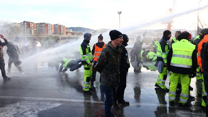  Επεισόδια στην Τεργέστη με την Αστυνομία και λιμενεργάτες (vid)