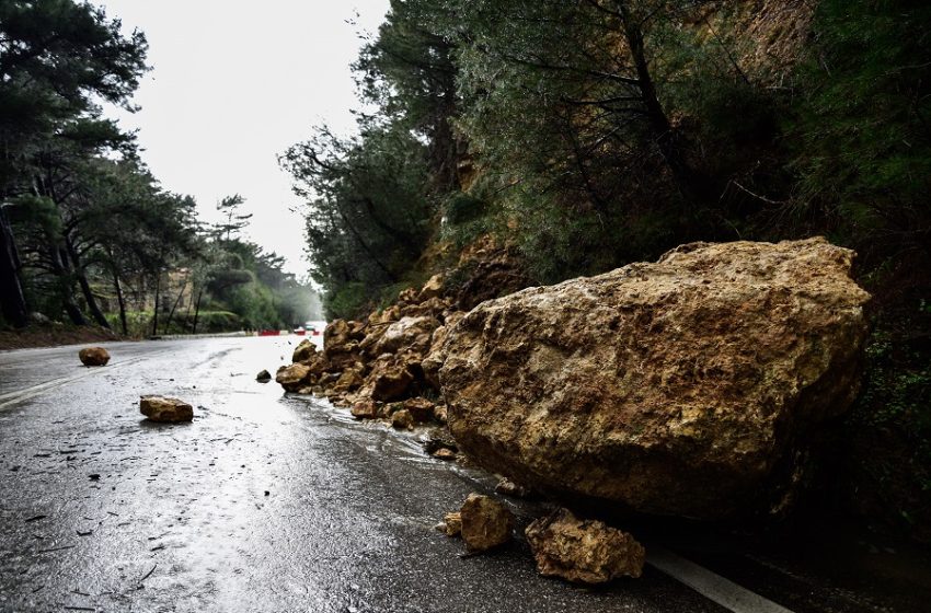  Κακοκαιρία “Αθηνά”: Σάρωσε Κέρκυρα, Ζάκυνθο, Ήπειρο – Πτώσεις δέντρων σε Θεσσαλονίκη, αγωνία για την Εύβοια, καταιγίδες στην Αττική