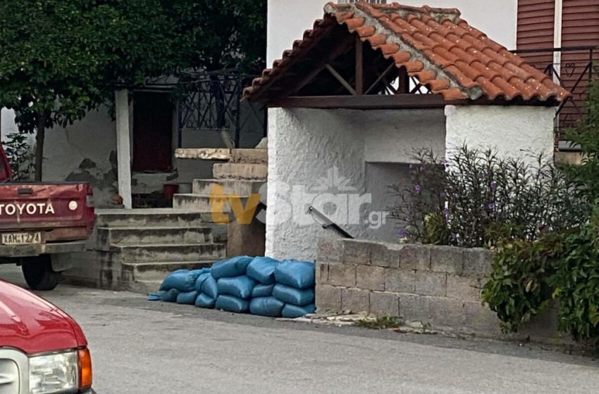  Εύβοια: Οχυρώνουν τα σπίτια τους με λαμαρίνες και σακιά με άμμο