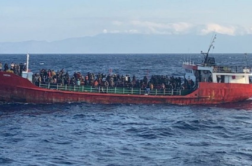  Θρίλερ στη Μεσόγειο: Η Ελλάδα ζητά να επιστρέψει το πλοίο με 400 μετανάστες στην Τουρκία